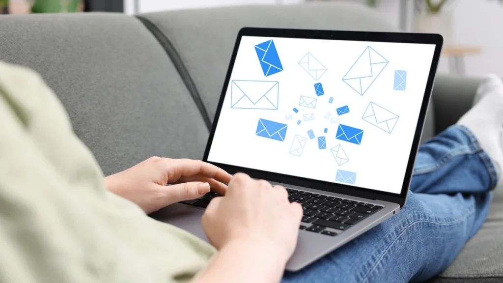 Ordinateur portable affichant des icônes d’e-mails, pour consulter sa boîte mail Numericable