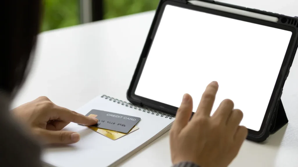 Tablette tactile et cartes bancaires sur un bureau pour un achat en ligne en connexion mobile