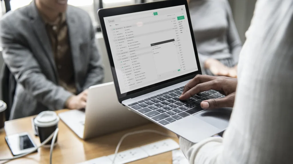 Messagerie web ouverte sur un ordinateur portable pendant une réunion, comme le webmail SOGo de Lille